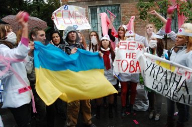 FEMEN manifestant drapeau ukrainien au vent
